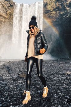 Opt for a sleek leather puffer jacket and pair it with black leggings or skinny jeans. Add a pair of heeled boots and silver accessories for a bold, modern winter look. Black Beanie Outfit, Leather Leggings Winter, Faux Leather Leggings Outfit, Leggings Outfit Winter, Winter Outfits Snow, Winter Mode Outfits, Trendy Winter Fashion, Beanie Outfit