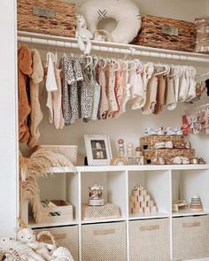 baby closet organization Baby Nursery Closet, Nursery Closet Organization, Baby Clothes Storage, Baby Nursery Inspiration, Baby Room Organization, Baby Room Neutral, Baby Room Themes, Nursery Closet