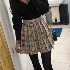 Checked Pleated Skirt Outfit, Check Pleated Skirt Outfit, Check Skirt Outfit Summer, Plade Skirt Outfit Aesthetic, Beige Plaid Skirt Outfit, Cute Outfits With Skirts, Checkered Skirt Outfit, Checked Skirt Outfit, Beige Skirt Outfit