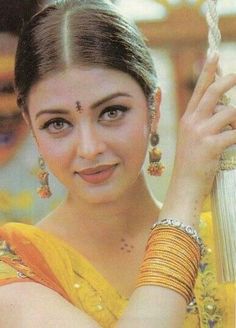 Indian Goddesses, Aishwarya Rai Pictures, 90s Bollywood Aesthetic, Aishwarya Rai Photo, Bengali Bridal Makeup, Indian Cinema, Aishwarya Rai Bachchan, Indian Woman, Beauty Face Women