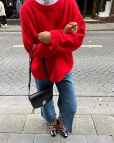 Pre Fall Outfits, Sweater And Jeans, City Vibes, Paris Mode, Simple Chic, Red Sweater