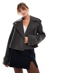 Jacken & Mäntel von ASOS DESIGN Oberbekleidungs-Upgrade gefällig? eingekerbter Kragen Knopfverschluss Ziertaschen geknöpfte Manschetten Kurzer Schnitt Normale Passform Crop Coat Outfit, Short Coat Outfit, Winter Short Coat, Short Winter Coat, Type Of Jacket, Maxi Dress Trend, Notch Collar, Plus Size Pregnancy, Workwear Dress