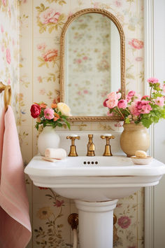 50 Chic Spring Decor Styles for a Timelessly Beautiful Home Floral Bathroom Aesthetic, Barbiecore Home Decor, Spring House Interior, Spring House Decor, Chic Spring Decor, Barbie Cottage, Spring Room Decor, Shabby Chic House, Spring Bathroom