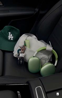 Purse In Car Aesthetic, Bag In Car Aesthetic, Gym Bag Essentials Aesthetic, Gymshark Mini Gym Bag, What’s In My Bag Gym, Gymshark Mini Bag, Gym Shark Bag, Green Gym Aesthetic, Keychain Aesthetic Ideas