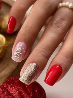 Christmas tree nails: sparkling gold Glitter Christmas Tree Nails, Christmas Nails 2023 Red And Gold, Red Gold Nails Christmas, Red Nails With Christmas Tree, December Nails Christmas Xmas Red, Christmas Nail Ideas 2023, Seasonal Nails Winter, Christmas Tree Nail Ideas, Christmas Nails Gold And Red