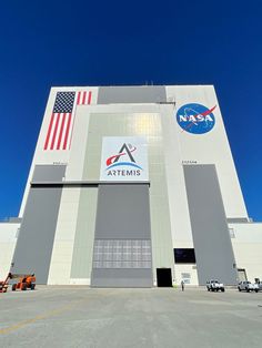 Artemis graphic installation at the NASA Kennedy Space Center Vehicle Assembly Building (VAB), completed by SuperGraphics. Nasa Employee Aesthetic, Nasa Building, Nasa Internship, Minecraft Space, Nasa Space Center, Nasa Johnson Space Center, Environmental Print