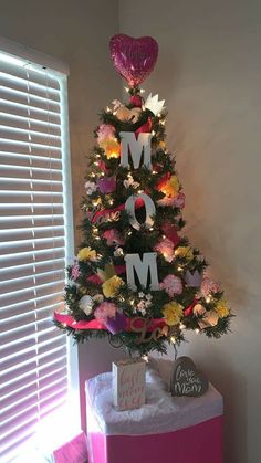 a decorated christmas tree with the word mom on it