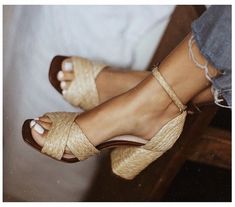 Straw Sandals, Hak Tinggi, Shoes Inspiration, Graduation Dresses, Olivia Palermo, Fashion Spring, Crazy Shoes