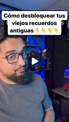 a man with glasses and a beard standing in front of a tv screen that reads, como desbloguear tus viejos recuerdos antigus