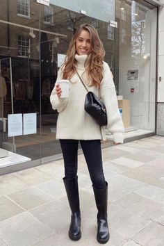 Winter Date Outfits, Coffee Date Outfits, Money Fashion, Europe Style, Winter Fashion Outfits Casual, Outfit Chic, Paris Mode, Cold Outfits, Black Knee High Boots