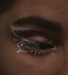 Butterfly Wings Eye Makeup, Fairy Wings Eye Makeup, Glitter Butterfly Makeup, White Lashes Makeup Look, Butterfly Wings Eyeliner, Liner Looks Makeup, Makeup Look For White Outfit, Simple Dragon Makeup, Makeup Face Paint Looks