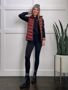 Outfits With Vest, Puffer Vest Outfits, Chelsea Boot Outfits Women, Puffer Vest Outfit, Vest Outfits For Women, Chelsea Boots Outfit, Boots And Leggings, Vest Outfit, Black Jeans Outfit