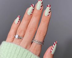 Nail Art Noel, Festive Nails, Candy Cane Nails, Cute Christmas Nails, Christmas Gel Nails, Nail Candy, Christmas Nails Acrylic, Nail Styles