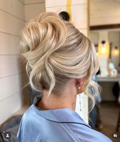 Popular Updos 2024, High Upstyles For Medium Hair, Chic High Bun, Wedding High Updos For Medium Hair, Bride High Updo Hairstyles, Wedding Updo Vintage, Wedding Hairstyles High Updo, Tousled Updo Wedding, Bridesmaid Hairstyle Bun