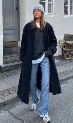 Blue Chunky Sweater Outfit, Layered Looks For Winter, Winter Scandinavian Outfits, Winter Street Style Black Outerwear, Jeans And Trainers Outfit, V2k Run Outfit, Basic Winter Streetwear Sweatshirt, Layering Fall Outfits, Blue Beanie Outfit