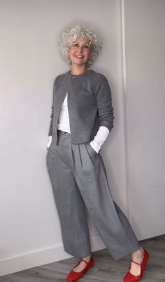 Women Grey Pants Outfit, Stylish Middle Aged Women, Classy Outfits For Women Over 40, Outfit Ideas Grey Pants, Grey Trousers Outfit Women Casual, Street Style 2024 Fall, Big Hips Outfit Ideas, Short People Fashion, Style In Your 40s For Women