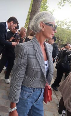 Grace Ghanem Hair, French Bob Grey Hair, Grey French Bob, Styling Medium Hair, Jane Fonda Grey Hair, Diane Keaton Hairstyles Gray Hair, Medium Length Black Hair, Sarah Vogue Grey Hair, Cropped Denim Jacket Outfit