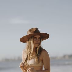 Our much loved, best selling Austin is back with an updated straw weave! From the desert to the sea, Austin Brown is hand braided from natural raffia straw. Designed to get you from dusty roads to salty seas and everywhere in between. The wide brim ensures sun protection and the chin strap will keep your hat on your head for every adventure. Raffia Sun Hat, Bear Leather, Womens Straw Hats, Leather Lanyard, Earth Design, Wool Fedora, Unique Hats, Bear Hat, Brown Brown