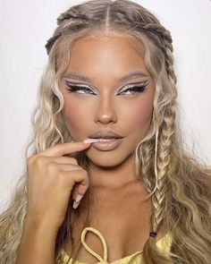 House Party Hairstyles, 21st Bday Hairstyles, Medusa Hairstyle, Angel Hairstyle, Festival Hair Ideas, Y2k Makeup Looks, Barbie Hairstyles, Coachella Hair, Barbie Hairstyle