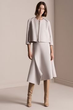 See the complete TSE Pre-Fall 2017 collection. Gaun Koktail, Rok Midi, Retro Mode, 2017 Fashion, Fashion 2017, Pre Fall, Elegant Woman, Look Fashion