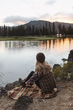 Blundstone 585 Outfit, Outfits With Blundstone Boots, Blundstone Women Outfit, Fall Granola, Blundstone Outfit, Hiking Picture Ideas, Chelsea Boots Leather, Pnw Style, Adventure Fashion