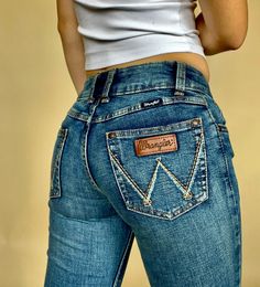 Wrangler Retro Jeans Women, Embroidered Bootcut Jeans, Wrangler Jeans Aesthetic, Bootcut Jeans Outfit Winter, Edgy Western Outfit, Wrangler Jeans Women's Outfit, Low Rise Bootcut Jeans Outfits, Country Style Clothes, Baddie Cowgirl Outfits