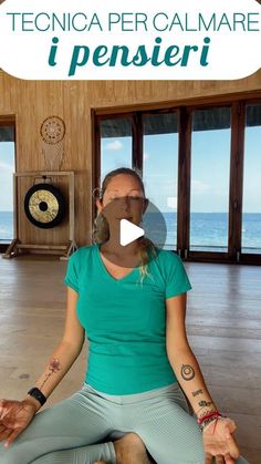 a woman sitting in a yoga pose with the words tecnica per calamare i penseri