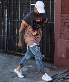 This homeless man seems particularly clean Men With Street Style, Hipster Man, Men's Outfits, Clothes Pictures, Urban Dresses, Clothing Inspiration, Urban Wear, Fashion Streetwear