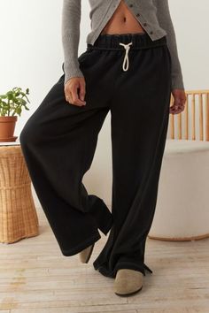 Wardrobe-staple Out From Under straight-leg sweatpants that you'll want to wear every day. With an ultra-soft feel, these baggy sweatpants have a relaxed straight leg finished with a side-split hem. Find them exclusively at Urban Outfitters. Features Out From Under Hoxton baggy sweatpants Made to be lived in straight-leg sweatpants Relaxed slouchy fit Straight leg Side pockets Easy pull-on drawstring waist UO exclusive Content + Care 58% Cotton, 42% polyester Machine wash Imported Size + Fit Mod 2000s Aesthetic Clothes, Winter Sweatpants, Wide Leg Pants Women, Sweatpants Women, Cute Sweatpants, Baggy Sweatpants, Black Sweats, 2000s Aesthetic, Wide Leg Sweatpants