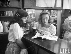 Donna Reed, People Reading, Fashion Teenage Girls, Soda Fountain, Dita Von Teese, Vintage Life, 1940s Fashion