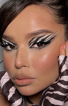 Zebra Makeup Eye, Fashion Catwalk Makeup, Catwalk Makeup Looks, Alternative Ponytail, Editorial Makeup Creative, Power Makeup, Catwalk Makeup, Face Art Makeup