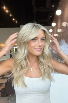 Womens Blonde Hair Color, Blonde With Money Piece Hair, Blonde Hair Honey, Bright Blonde With Shadow Root, Blonde Hair Dye Ideas, Blonde Hair Cool Tone, From Blonde To Brunette, College Blonde, Short Blond Hair