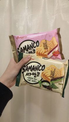 someone is holding up two packets of samanco