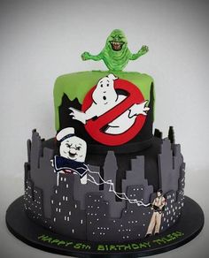 the cake is decorated to look like ghostbuses and has been placed on twitter