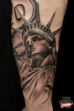 the statue of liberty is shown on this man's arm