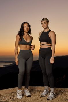 MATERIAL: 81% nylon, 19% spandex. FIT: Fitted fit. DESIGN: Introducing our Urban Leggings – available in 8 stunning earth tone colors! These leggings feature a high-rise shape with a V back seam for added design flair. Crafted from a breathable, soft fabric, they're perfect for your workout sessions. Elevate your activewear collection with style and comfort in every move! MODEL: The model in the second photo is 5'4", with bust size 32, waist size 27, and hip size 37.5, and wears a size Small. Fitness Wear, Gym Shark Women, Compressive Seamless Activewear For Running, Compressive Seamless Activewear For Workout, Compressive Seamless Leggings For Training, Cute Workout Outfits For Women, Compressive Seamless Leggings For Gym, Seamless Activewear With Built-in Shorts For Gym, Cute Workout Outfits