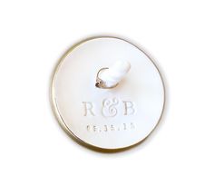 a white button with the word r & b on it