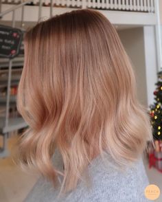 Peach strawberry blonde hair Champagne Blonde Hair, Champagne Hair, Peach Strawberry, Strawberry Blonde Hair, Honey Hair, Balayage Hair Blonde