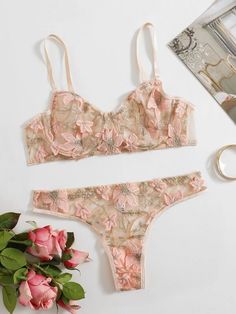 Set de lencería con aro con malla con bordado floral | Mode de Mujer | SHEIN España Shein Brasil, Romantic Colors, Babydoll Lingerie