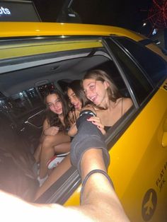 If Pic Ideas, Back Of Taxi Aesthetic, Nyc Taxi Aesthetic, Taxi Pictures, Taxi Photoshoot, Taxi Aesthetic, New York Girls Trip, Nyc Culture, Nyc Nightclub