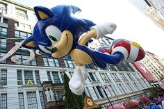 an inflatable balloon shaped like sonic the hedge is being flown