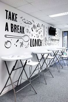 vue des tables/tabourets et de la fresque graphique, avec des illustrations d'aliments, sur le mur de la cafetaria de la cité des métiers de liège Cafe Room Ideas, Office Cafeteria Wall Design, Restaurant Art Wall, Lunch Room Ideas, Cafeteria Wall Design, Cafe Wall Design, Unique Restaurant Interior, Restaurant Wall Design, Wall Graphics Restaurant