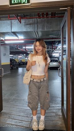 Oversized Cargo Shorts Outfit, Jorts Womens Fit Y2k, Jhorts Girl Outfit Y2k, Jorts Fit Girl, Gray Jorts Outfit, Jort Outfits Women, Jort Outfits Girl, Outfit With Jorts Girl, Beige Jorts Outfit