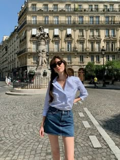 Skirt Inspired Outfits, French Summer Aesthetic Outfit, Parisian Skirt Outfit, Shirts And Skirts Outfit, Paris Looks Outfit Summer, Shirt With Skirt Outfit, Summer Looks Aesthetic, Blue Outfit Women, Skirt Blue Outfit