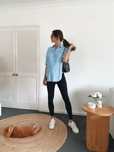 12 Maternity Outfits and Pregnancy Style Tips Maternity Work From Home Outfits, Streetwear Fashion Pregnant, Maternity Airplane Outfit, Every Day Maternity Outfits, Cool Mom Maternity Style, Maternity Smart Casual Outfit, Fun Maternity Outfits, Pregnant Airport Outfit Summer, Baggy Maternity Outfits