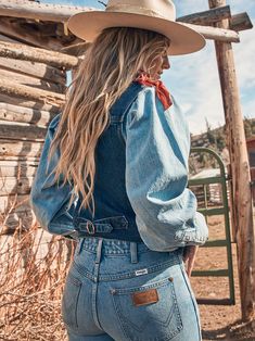 Rodeo Wife, Shoots Ideas, Yellowstone Series, Wrangler Women, Country Fits, Yee Yee, Western Photo, Short Uggs, Western Vest