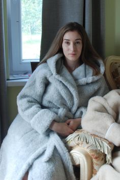 Bathrobe made of 100% wool knitwear that does not cause skin irritation. This classic model for MEN and WOMEN is finished with a classic model with hood and pockets, has a belt and two side pockets located in the side seams.  Through heating and gentle massage, it reduces muscle tension, relieves pain of rheumatic origin. The highest class of finish and detailed refinement will certainly give you maximum comfort with your morning coffee or evening tea.  size    S        /  36 EU       /   6  US   /                          M       /  38 EU       /   8  US   /                       L         / 40  EU      /  10  US  /                          XL       / 42 EU        /   12 US   /                    XXL    /  44 EU       /  14 US   /                   XXXL  / 46 EU       /   16 US   / Cozy Winter Robe Super Soft, Cozy Winter Robe, Super Soft, Cozy Super Soft Winter Robe, Hooded Winter Robe For Sleep, Super Soft Cozy Robe With Long Sleeves, Cozy Super Soft Long-sleeved Robe, Cozy Long-sleeve Super Soft Robe, Cozy Long Sleeve Super Soft Robe, Cozy Hooded Robe For Winter