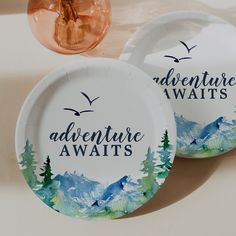 This rocky mountain adventure awaits baby shower paper plate is perfect for an outdoor baby shower. The design features a blue and green painted wilderness landscape with watercolor pine trees, birds and mountains. Bachelorette Crafts, Sunshine Baby Shower Invitations, Baby Shower Dessert, Adventure Awaits Baby Shower, Travel Party Theme, Baby Shower Cakes Girl, Sunshine Baby Showers, Outdoor Baby Shower, Bachelorette Party Supplies