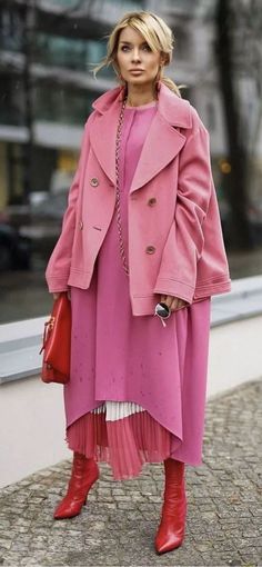 Red Wardrobe, Beauty Plan, Mode Rose, Monochromatic Fashion, Pink Coat, Over 50 Womens Fashion, Street Style Chic, Street Style Inspiration, Pink Outfits