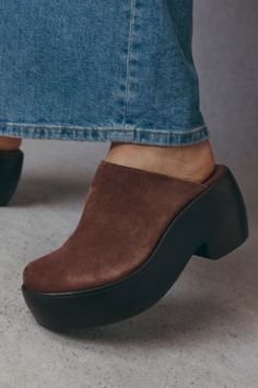 Slip into something a little more comfortable for dinnertime, witching hour, and beyond with these elevated Everlane The Wooden Puffa Clog for any Strega Nona-inspired look. Witching Hour, Stained Wood, Flat Sneakers, Boot Shoes Women, Staining Wood, Clogs, Shoe Boots, Slip On